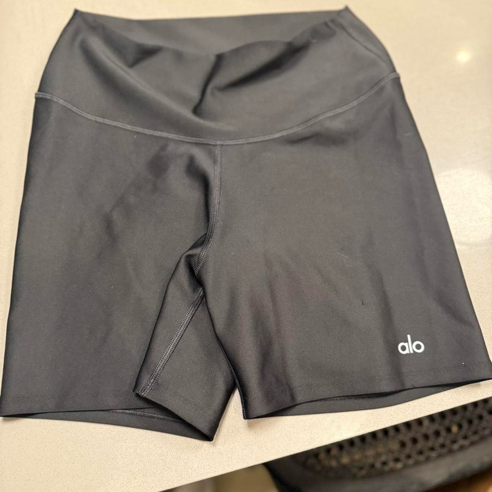 SOLD!!ALO Yoga BLACK airlift high waisted biker short
